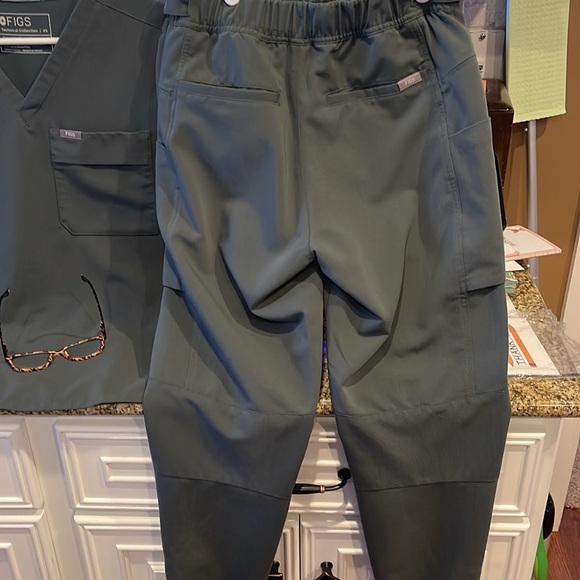 Figs set small stretchy waist with material tie joggers XS top . - Picture 9 of 12